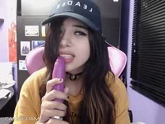 Vor der Webcam lutscht das Luder am Dildo